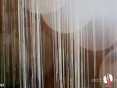 हॉट 18+ टीनेक नग्न डांस करता है शॉवर में वेट बल्ज के साथ