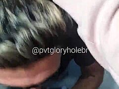 Cucaj toho obrovského v kabíne na toalete, celé video na red