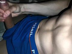 Nuit intense en forêt, branlette qui semble si réelle