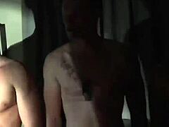 Gemelos Follando a su Maestro en Acción Gay?