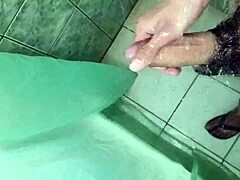 Kontol besar meledak cum di kamar mandi!