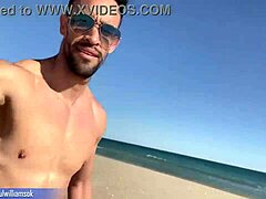 Allenatore palestra spagnolo si spoglia sulla spiaggia pubblica