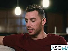 Ciekawy biseksualista eksperymentuje z wytatuowanym sąsiadem