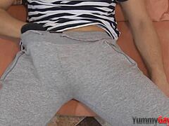 Meleg pasi szólóban húzza a kemény farkát szórakozásból