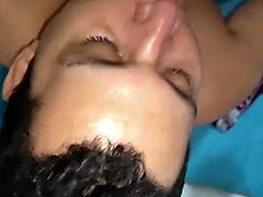 Hubený černý bisexuální chlap mě tajně krmí