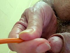 Videli ste ma hrať s mojím neobrezaným kokotom v kúpeľni? Pozrite si tento kinky domáci solo klip, kratšia verzia mojich 12 minút zábavy!