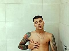 Kod kuće posle posla žudi za solo igrom sa kurcem