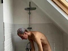 Jag tvättar min stora kuk i dusch cumfest