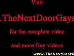 Silní atletickí chlapci tvrdé šúchanie v akcii