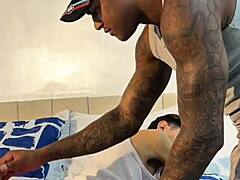 يا، تريد ترى الزنجي يحفر ابن أخيه النحيل الشرموط؟