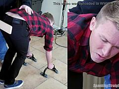 Gerader blonder Junge von schwulem Jock in Erst-Dominanz versohlt