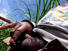 yo, liar di semak dengan pounding luar berbulu trailer