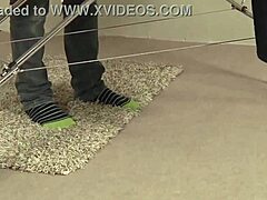 Reece Bentley pomáha Milo Millisovi tvrdo vytrysknúť