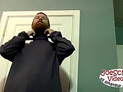 Рыжеволосый Крис расслабляется с соло сосанием и мастурбацией дома