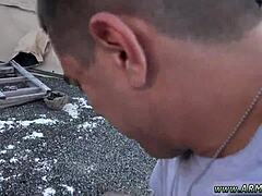 Mlad vojak dobi pihanje v skupinskem zunanjem okolju