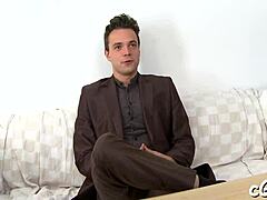 Hardcore analno vrtanje v kontrastu z nežnim sesanjem