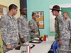 Nervös för första spermaätning med borrsergeant i utomhusgrupp men jävla hett