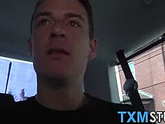 Три твинка се баве аналним јебањем огромног курца у скученом ауту