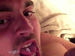 Amatőr közelről, ahogy lenyeli a gecit