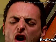 Tatuirani gej trdo pofukan od simpatičnega Jonnya Parkerja po medsebnem BJ-ju