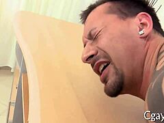 Hunk hardcore ngeborin pantat dengan batang monster.