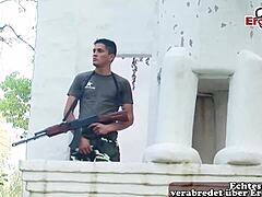 Chudzi gej żołnierze pieprzą na ostro w lesie