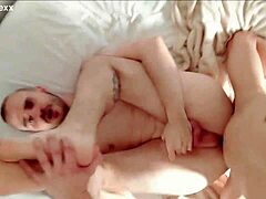 Radnik završava jeban bareback u brzom seksu!