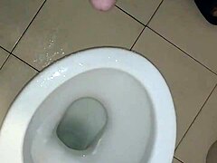 Pisilek egyedül a fürdőszobában, de azt hiszem, rendetlenséget csináltam a padlón.