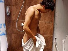 Twink nyrkkeilijä purkaa itsensä masturbaatio kohtauksessa