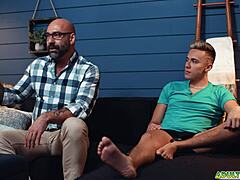 Mišićavi pastorčić sisa očevu ogromnu kurčinu