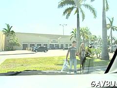 Млад гей порнозвезда се занимава с похотлива сделка с монструозен кур и сперма в лицето