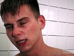 ¡Twinks follando en baño de chicos con papá negro y acción de pies europeos!