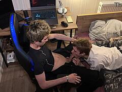 Hei sjekk fyren som knuller søte stesøster med deepthroat og trang rumpeaction