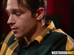 क्लोजेटेड गाय की सिनेमा में बेअरबैक चुदाई, बड़ा लंड चूसा!