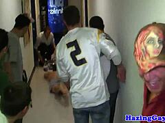 O jebo, ovaj sirkački twink 18+ se uprljao spermom po rukama