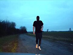 Cítím se extra vzrušený v latex legínkách a botách na první crossdresser outdoor