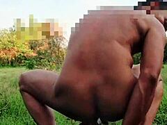 Hei, se myanmar bøsse kukelsker naken for utendørs anal med flaske i skogen!