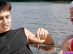 Angel Elias i Marcus McNeil w międzyrasowym outdoor na łodzi: rękaw, deepthroat i doggy rżnięcie dupy z wytatuowanym latynos twinkiem!