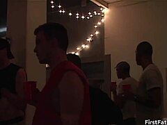 Adam Tyson ja Julian panevat ja imevät isolla kulli suihinotolla hardcore persereikään monsterikullilla