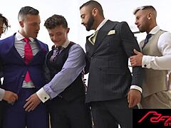 Sunt în orgie gay sălbatică cu spermă upside-down pe găuri sfâșiate