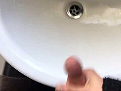 Hei kundi, mikset runkkaisi soolona kylppärissä kuten tämä twinki ilmaisessa pornovideossa