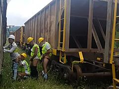 Uff, tí operári to vzali naplno, vyjebali pasívka bez kondómu análom a dali dezertové mlieko v outdoor orgii