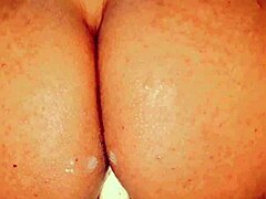 Hey, guckst du zu wie ich mir den Arsch mit nem fetten Dildo ficke?