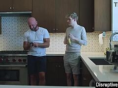 Junger 18+ Gay fällt auf strengen Stief-Daddy rein!