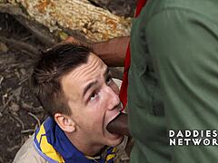 Twink pramuka spank pantat di luar ruangan lalu dirobohkan kontol BBC monster antar ras 🍑🔥